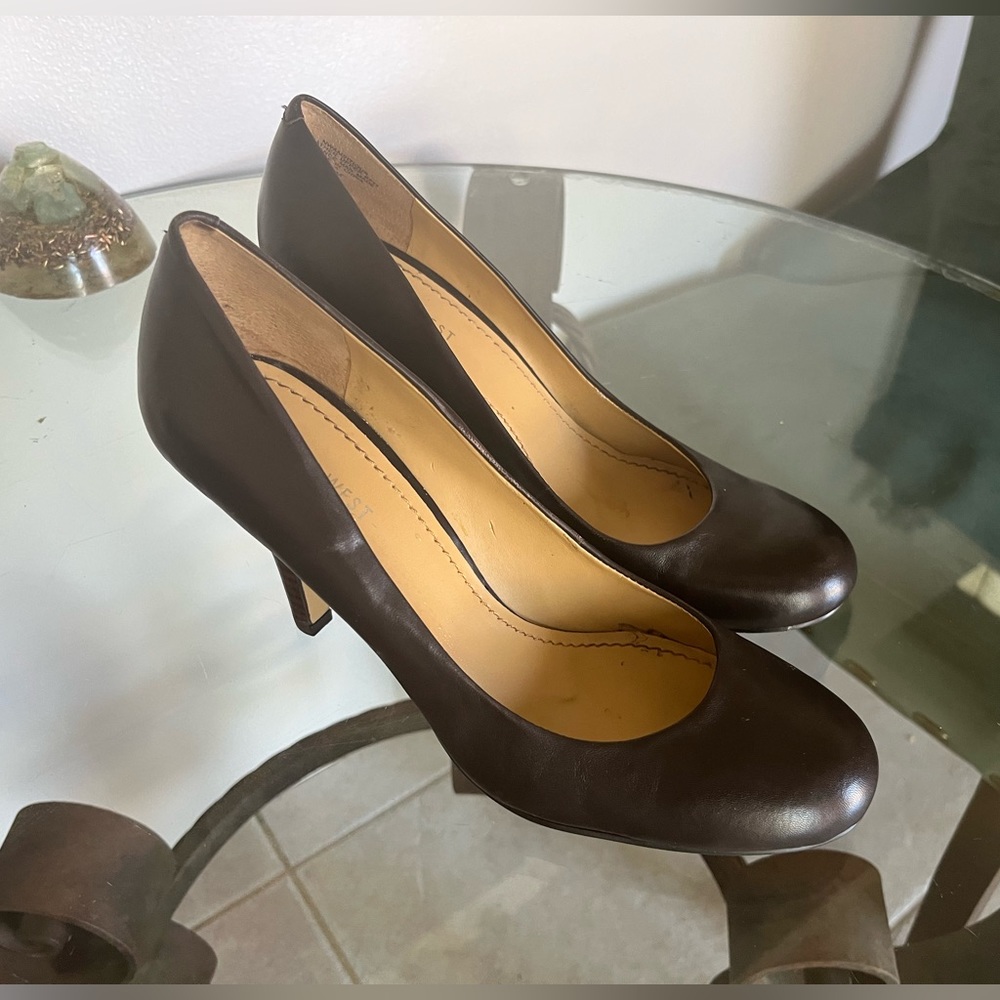 Nine W. size 10 dark brown leather heels. Amazing condition.! No damage